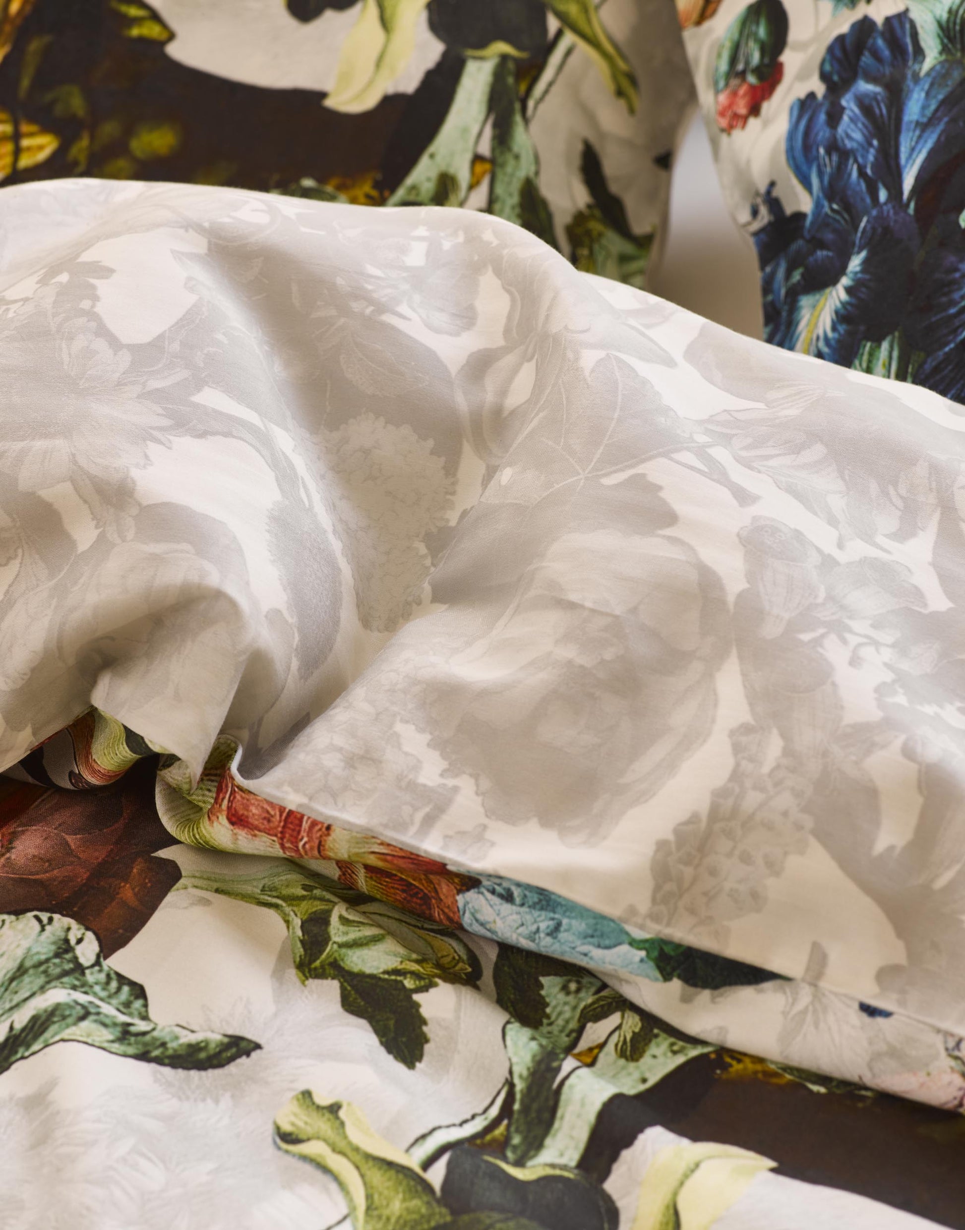 Detaildarstellung der Blumen der Essenza Satin Bettwaesche Modell Famke Vanille.