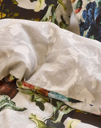 Detaildarstellung der Blumen der Essenza Satin Bettwaesche Modell Famke Vanille.