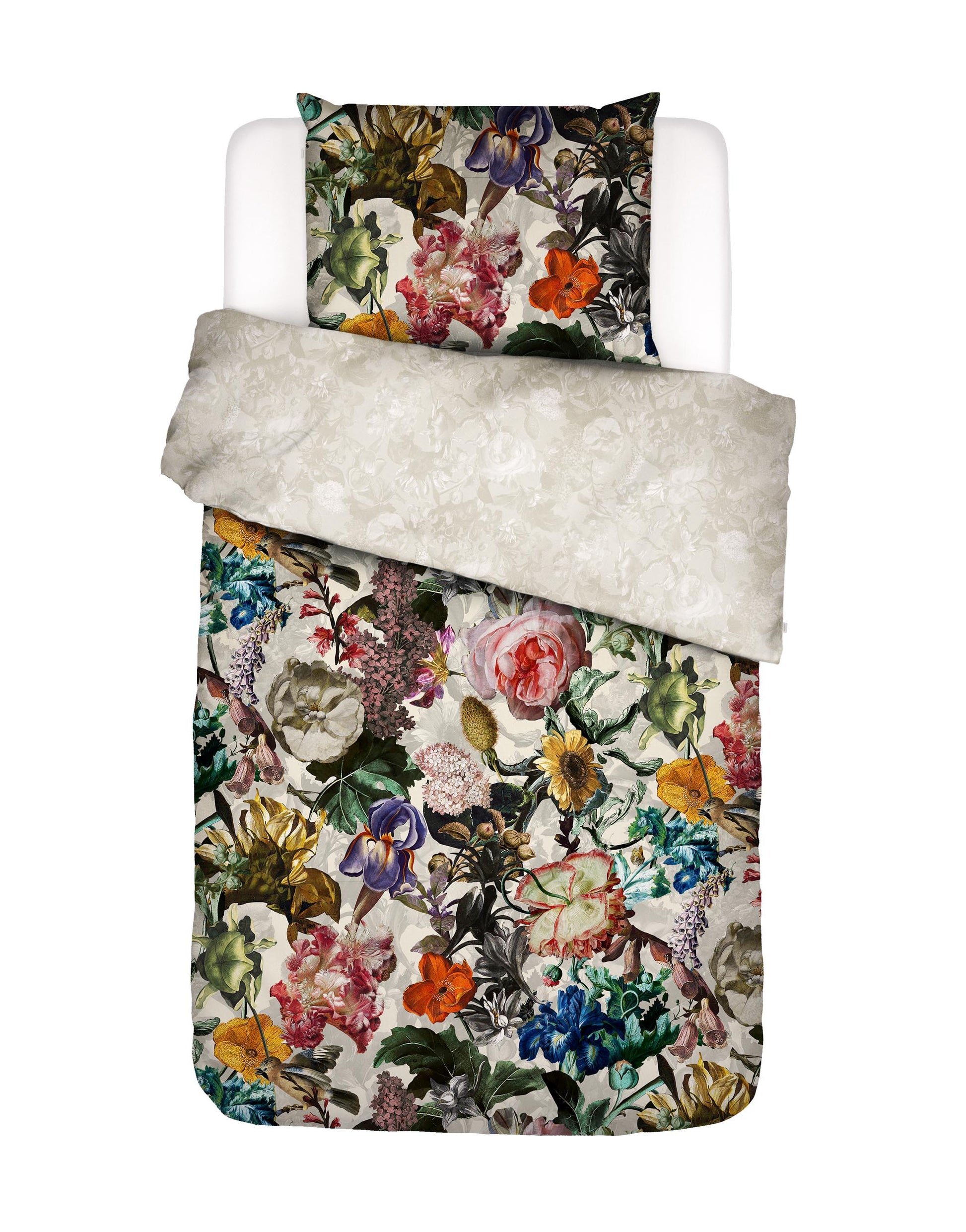Ein Kopfkissen und eine Bettdecke bezogen mit Satin Bettwaesche von Essenza mit einem Muster aus Blumen in der Farbe Beige. Modell Famke Vanille.