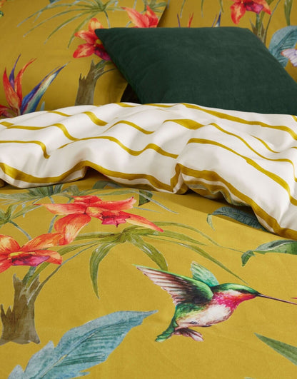 Detaildarstellung auf Kopfkissen und Bettdecke der Blumen und Kolibris der Essenza Satin Bettwaesche Modell Naia.
