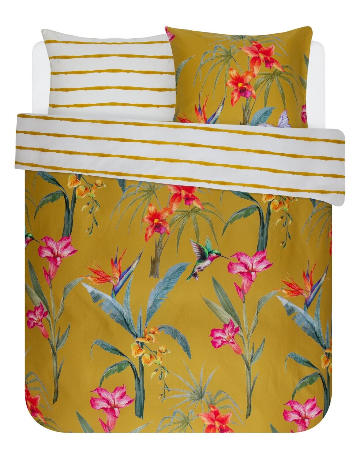 Zwei Kopfkissen und eine Bettdecke bezogen mit Satin Bettwaesche von Essenza mit einem Muster aus Blumen und Kolibris in der Farbe Gelb. Modell Naia.