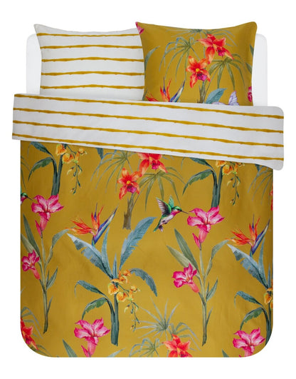 Zwei Kopfkissen und eine Bettdecke bezogen mit Satin Bettwaesche von Essenza mit einem Muster aus Blumen und Kolibris in der Farbe Gelb. Modell Naia.