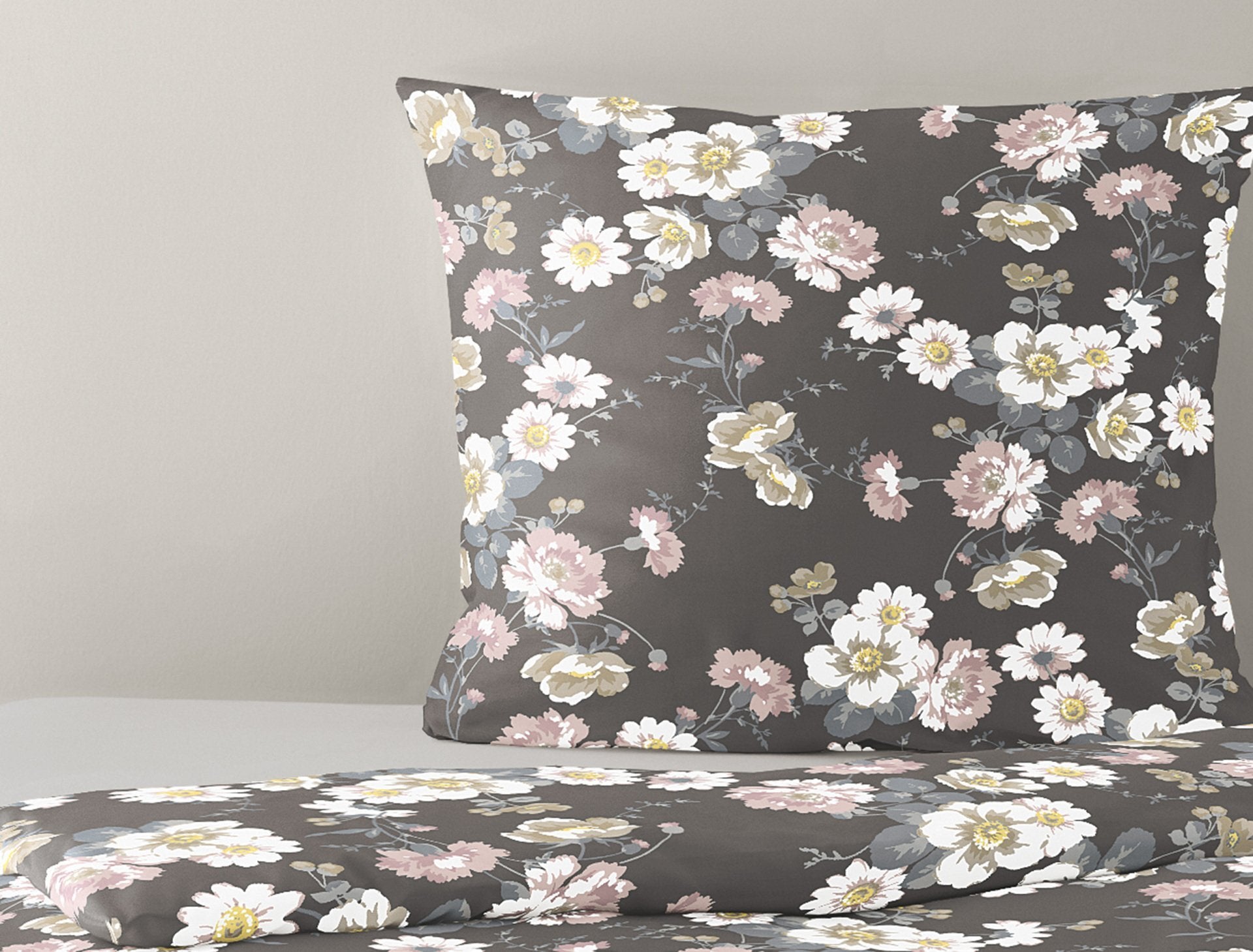 Detaildarstellung der Blumen auf Kopfkissen und Bettdecke der Satin Bettwaesche Modell Blumen Grau.