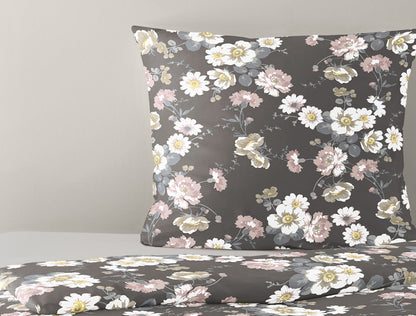 Detaildarstellung der Blumen auf Kopfkissen und Bettdecke der Satin Bettwaesche Modell Blumen Grau.