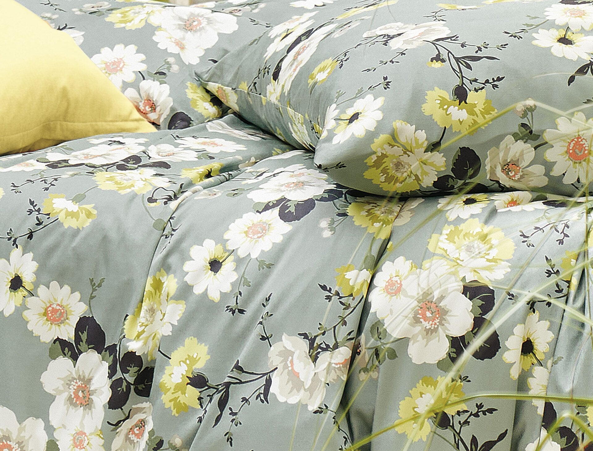 Detaildarstellung der Blumen auf Kopfkissen und Bettdecke der Satin Bettwaesche Modell Blumen Mint.