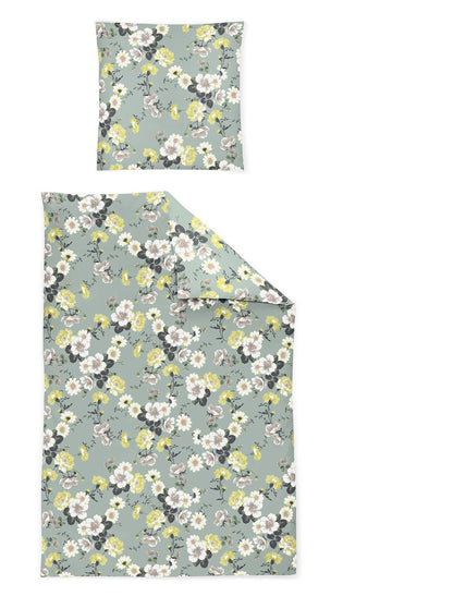 Ein Kopfkissen und eine Bettdecke bezogen mit Satin Bettwaesche mit einem Muster aus Blumen in der Farbe Mint. Modell Blumen Mint.