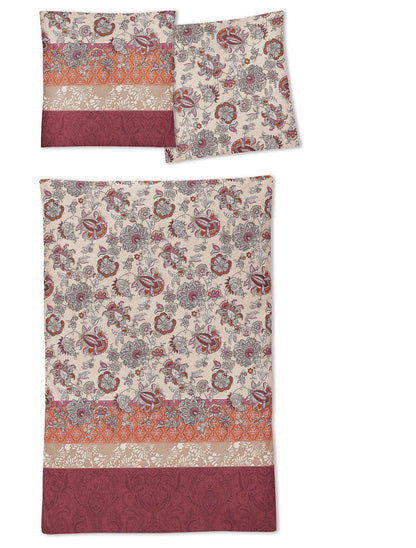 Zwei Kopfkissen und eine Bettdecke bezogen mit Satin Bettwaesche mit einem Muster aus Blumen in der Farbe Bordeaux. Modell EOS 01.