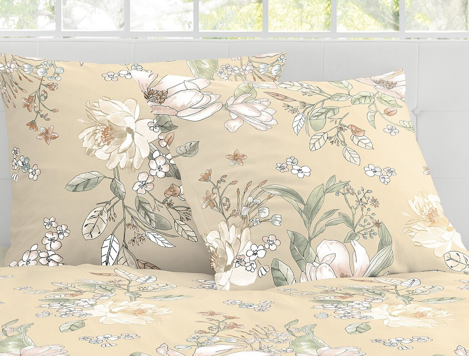 Detaildarstellung der Blumen auf Kopfkissen und Bettdecke der Satin Bettwaesche Modell Fleur.