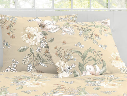 Detaildarstellung der Blumen auf Kopfkissen und Bettdecke der Satin Bettwaesche Modell Fleur.