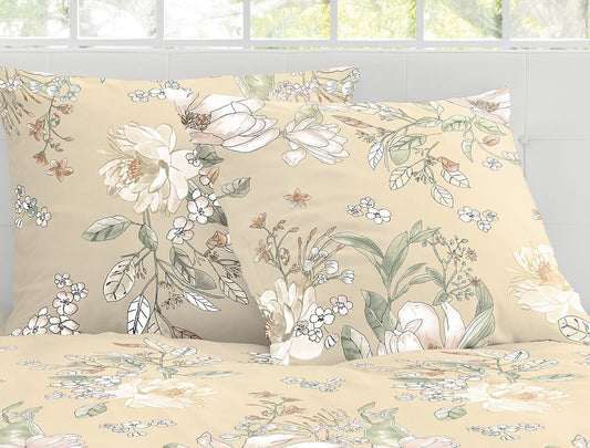 Detaildarstellung der Blumen auf Kopfkissen und Bettdecke der Satin Bettwaesche Modell Fleur.