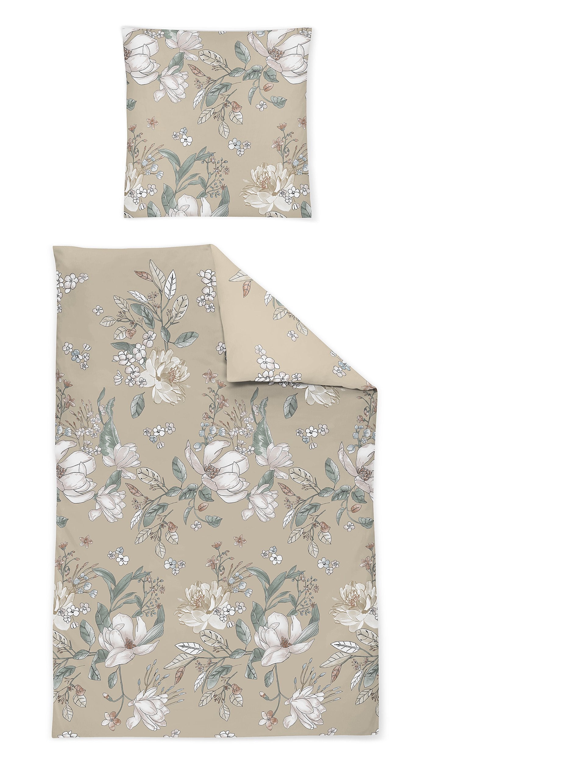 Ein Kopfkissen und eine Bettdecke bezogen mit Satin Bettwaesche mit einem Muster aus Blumen in der Farbe Beige. Modell Fleur.