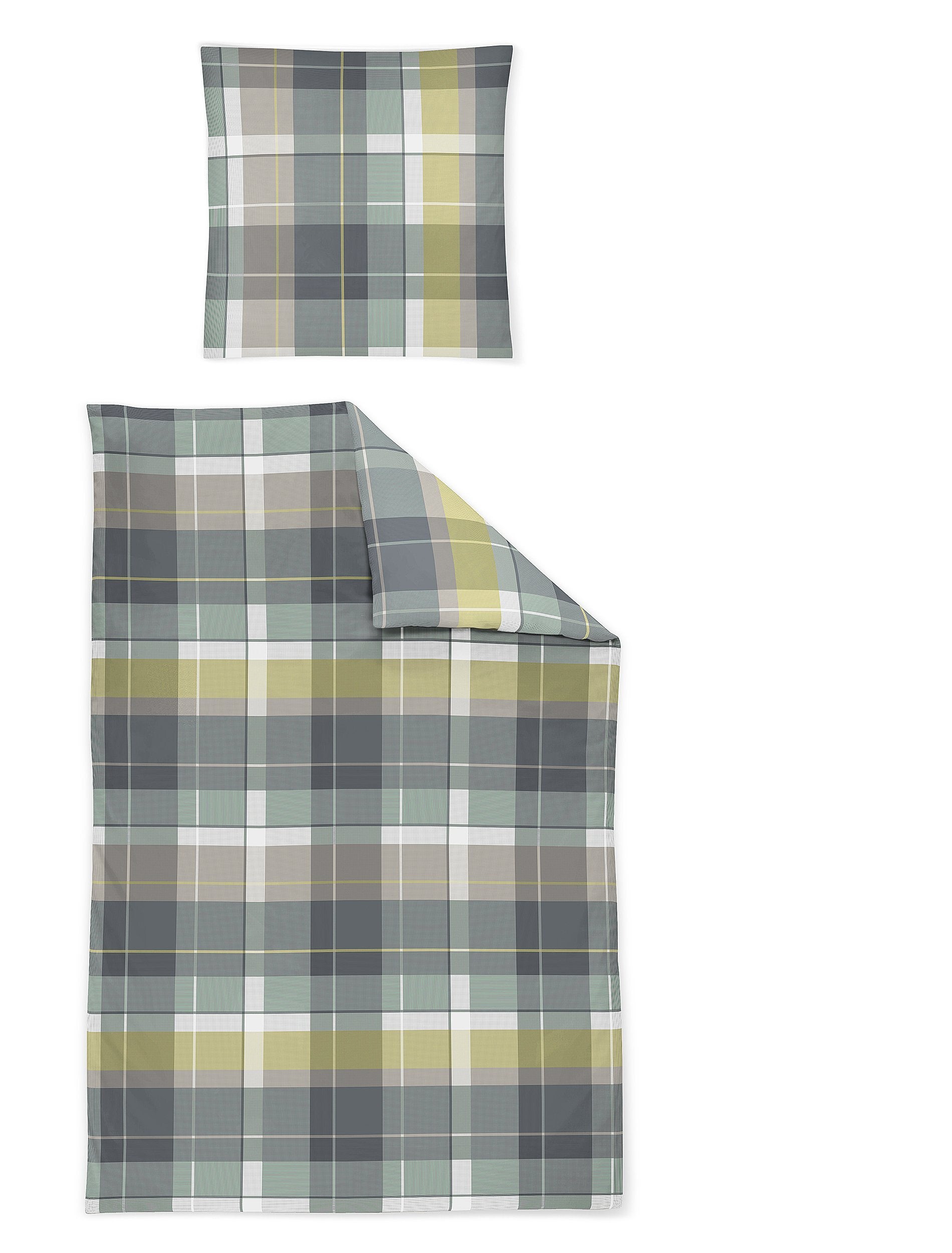Ein Kopfkissen und eine Bettdecke bezogen mit Satin Bettwaesche mit einem Muster aus Quadraten in der Farbe Gruen. Modell Karo Gruen.