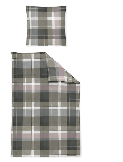 Ein Kopfkissen und eine Bettdecke bezogen mit Satin Bettwaesche mit einem Muster aus Quadraten in der Farbe Grau. Modell Karo Rosenholz.