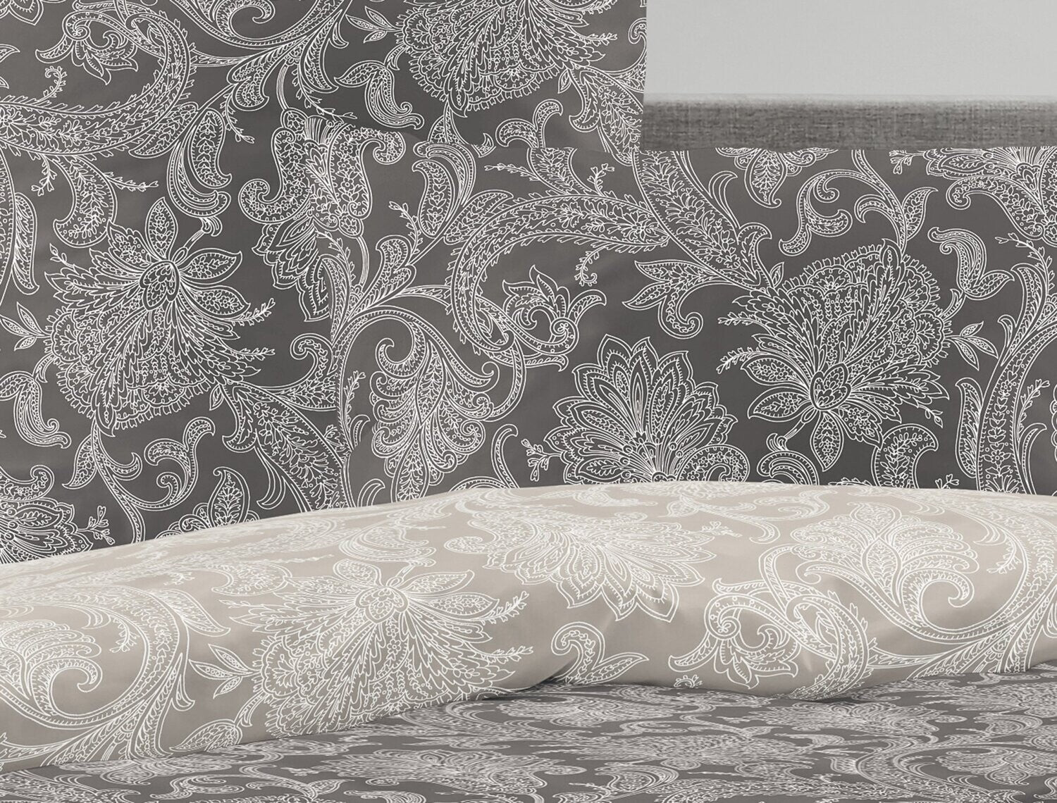 Detaildarstellung der Ornamente auf Kopfkissen und Bettdecke der Satin Bettwaesche Modell Oriental Grau / Beige.