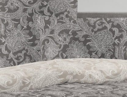 Detaildarstellung der Ornamente auf Kopfkissen und Bettdecke der Satin Bettwaesche Modell Oriental Grau / Beige.