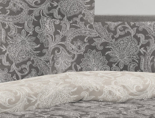 Detaildarstellung der Ornamente auf Kopfkissen und Bettdecke der Satin Bettwaesche Modell Oriental Grau / Beige.