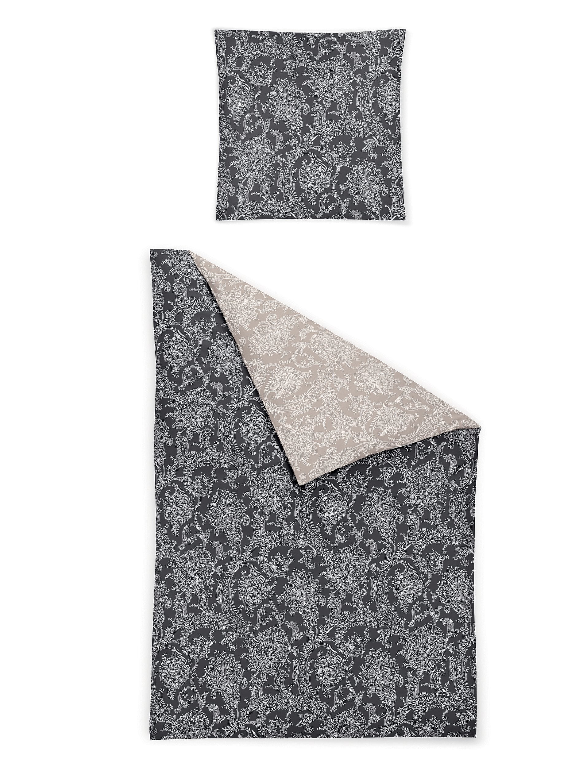 Ein Kopfkissen und eine Bettdecke bezogen mit Satin Bettwaesche mit einem Muster aus Ornamenten in der Farbe Grau. Modell Oriental Grau / Beige.