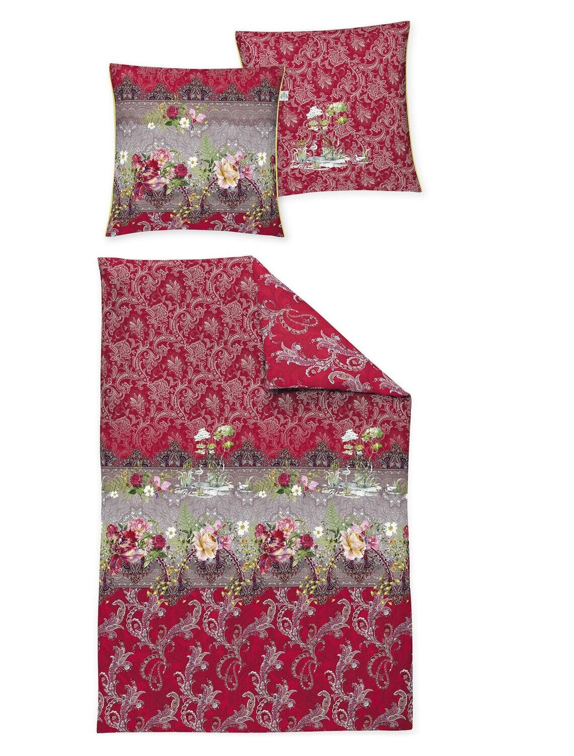 Zwei Kopfkissen und eine Bettdecke bezogen mit Satin Bettwaesche mit einem Muster aus Ornamenten in der Farbe Rot. Modell Oriental Rot.