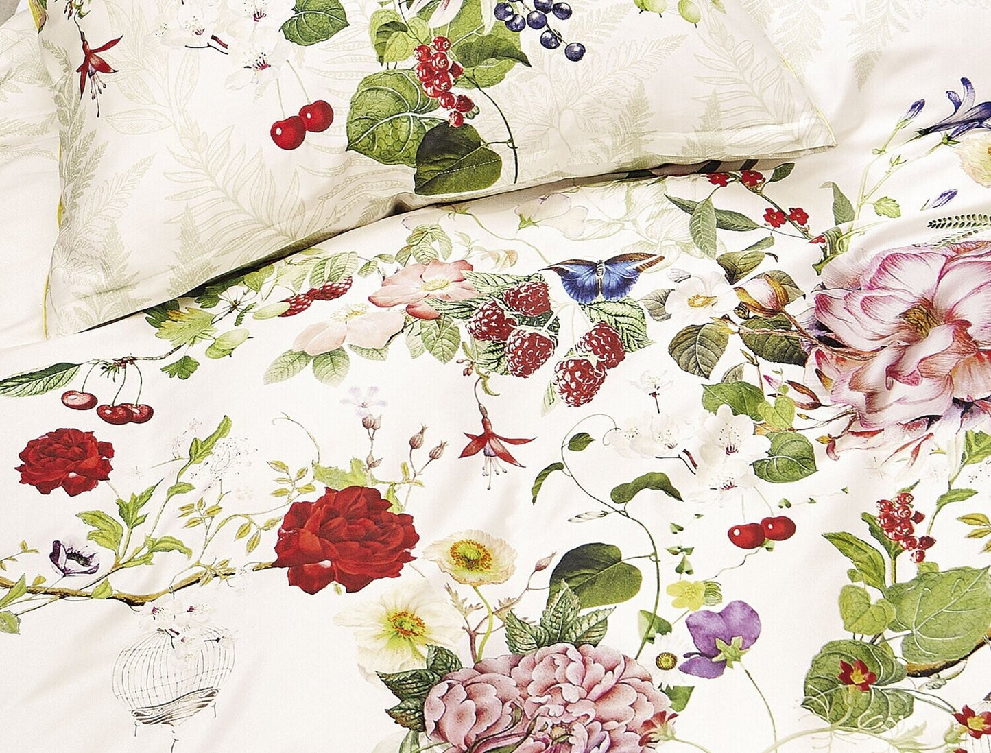Detaildarstellung der Blumen auf Kopfkissen und Bettdecke der Satin Bettwaesche Modell Rose Weiss.