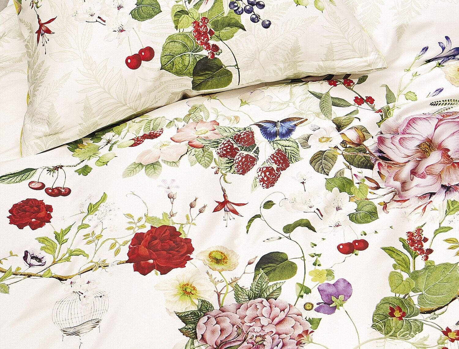Detaildarstellung der Blumen auf Kopfkissen und Bettdecke der Satin Bettwaesche Modell Rose Weiss.