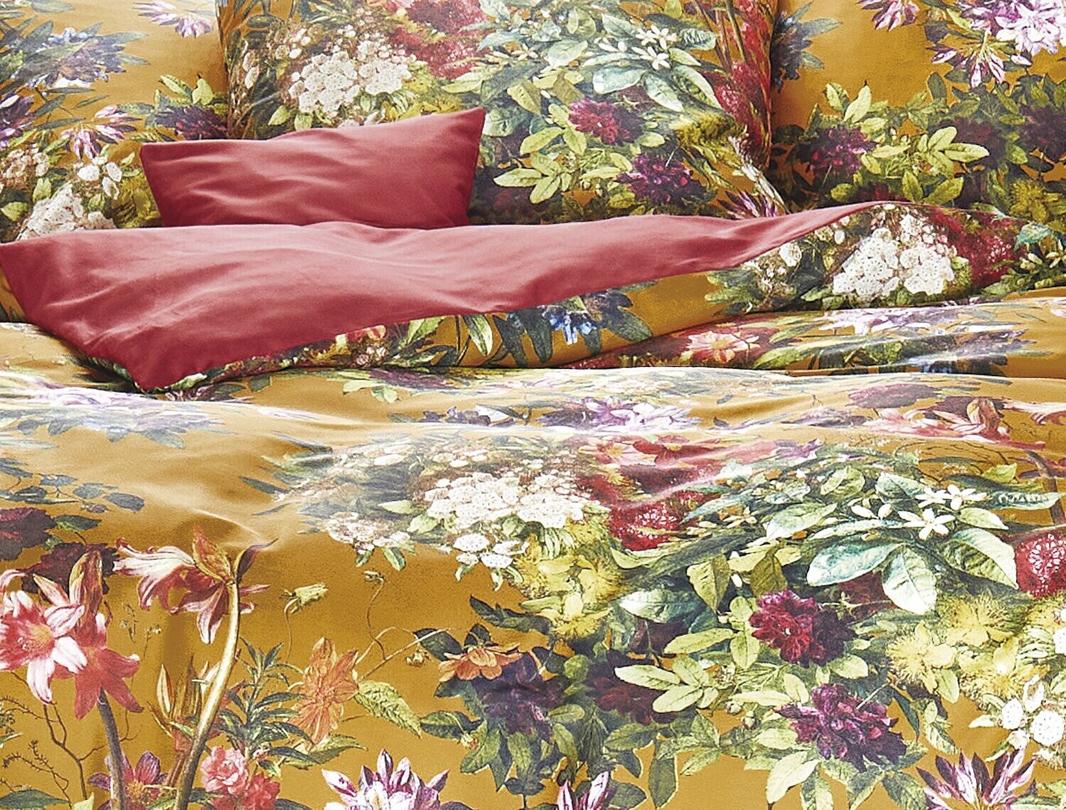 Detaildarstellung der Blumen auf Kopfkissen und Bettdecke der Satin Bettwaesche Modell Sommer Gelb.