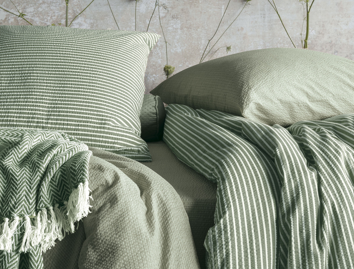 Detaildarstellung der graphischen Formen auf Kopfkissen und Bettdecke der Soft Seersucker Bettwaesche Modell Easy Green.