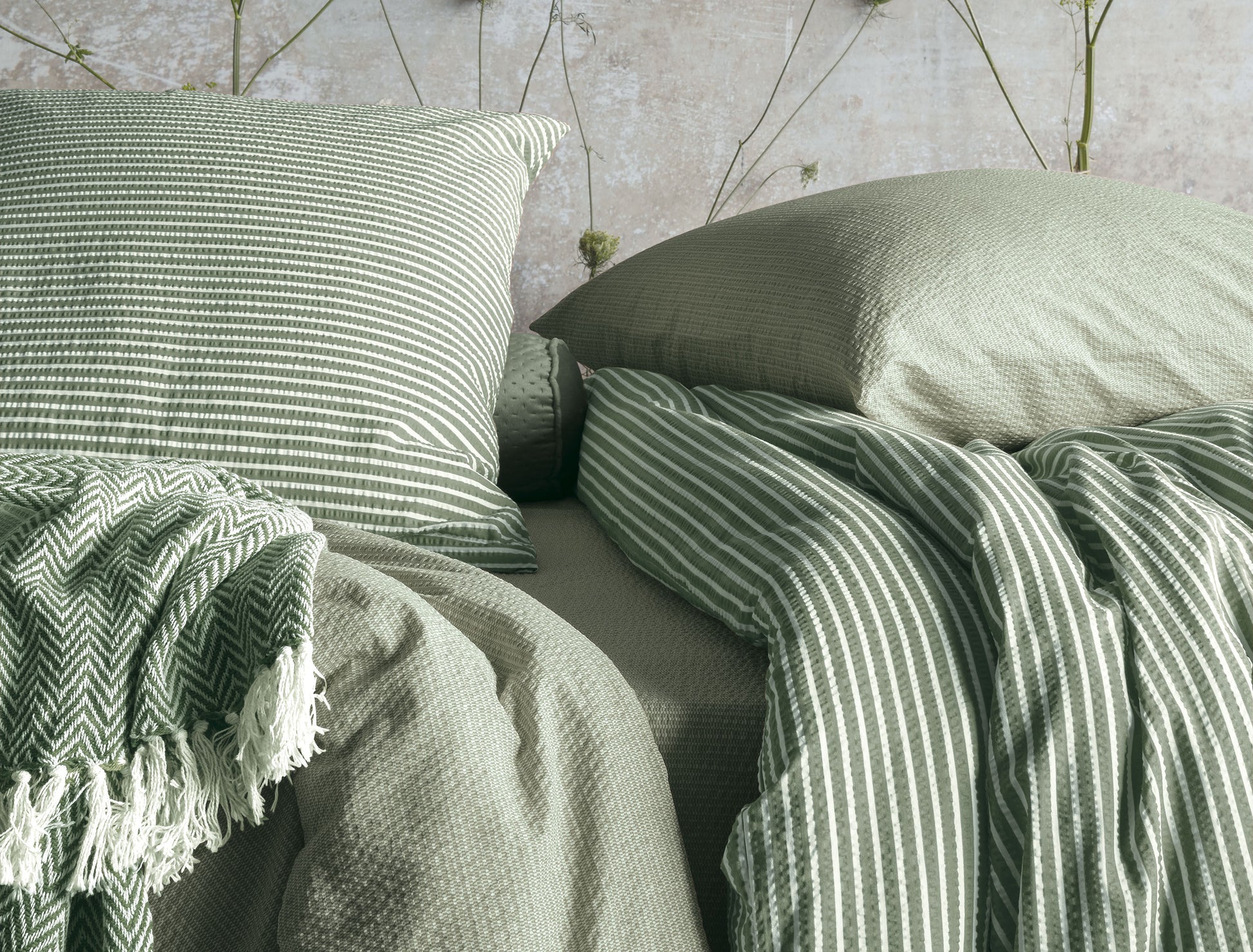 Detaildarstellung der graphischen Formen auf Kopfkissen und Bettdecke der Soft Seersucker Bettwaesche Modell Easy Green.
