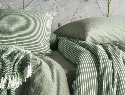 Detaildarstellung der graphischen Formen auf Kopfkissen und Bettdecke der Soft Seersucker Bettwaesche Modell Easy Green.