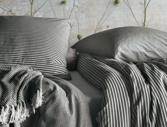 Detaildarstellung der graphischen Formen auf Kopfkissen und Bettdecke der Soft Seersucker Bettwaesche Modell Easy Grey.