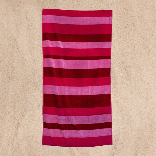 Ein Strandtuch von Standard Line in der Groesse 90x165cm aus 100 Prozent Baumwolle in der Farbe Pink. Modell Streifen Pink.
